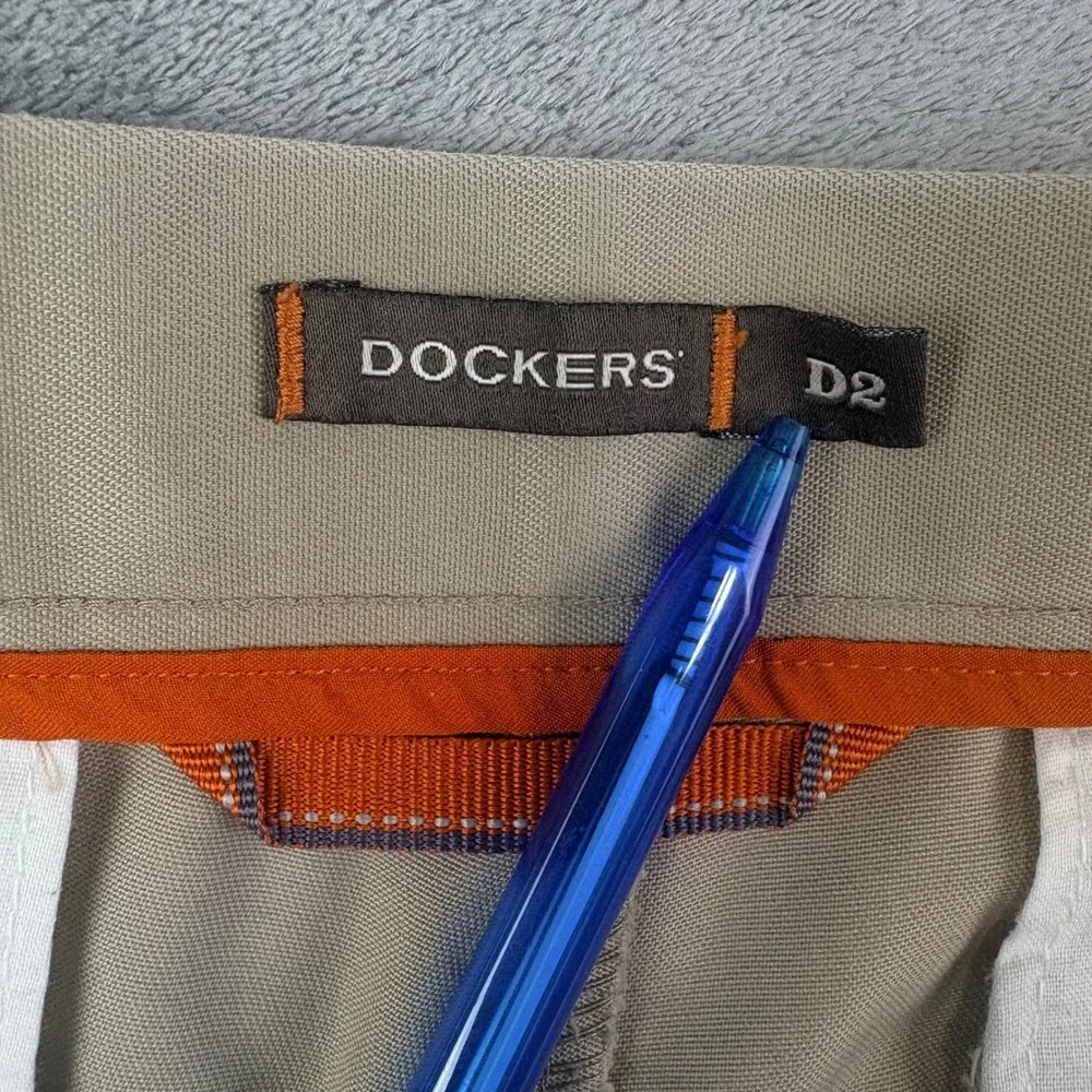 Dockers 32x34 Khaki Pants D2 Straight Fit Flat Front Chino Business Casual Work
